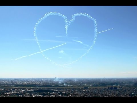 Youtube: ブルーインパルス キューピッド 大空に描く巨大なハート JASDF Blue Impulse