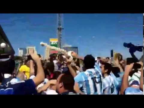 Youtube: La Columna de Neymar! Argentinier feiern mit Neymar-Wirbelsäule WIE GESCHMACKLOS IST DAS DENN?