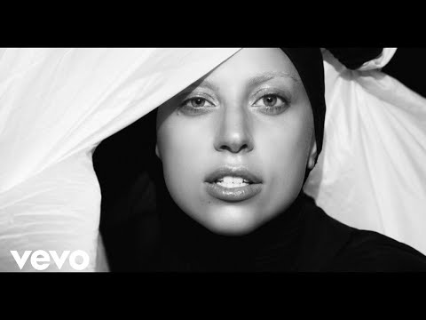 Youtube: Lady Gaga - Applause