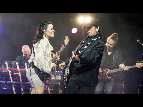 Youtube: Erja Lyytinen & Friends - Blue Christmas: Little Red Rooster (Howlin Wolf) Live at Savoy-teatteri