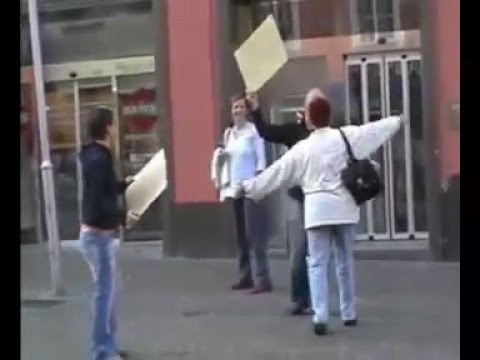 Youtube: Free Hugs goes to Austria