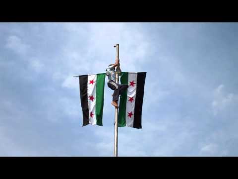 Youtube: إبداع شباب حي القدم رفع علم الثورة 12.4.2012.avi