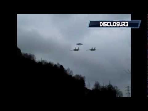 Youtube: CHECK THIS OUT! Fighter Jets Escort Flying Saucer - AUG 14TH, 2011 *HD*