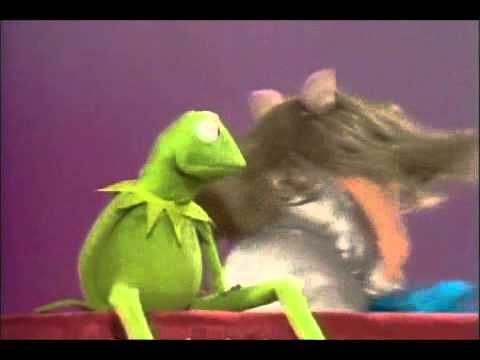 Youtube: Miss Piggy hits kermit