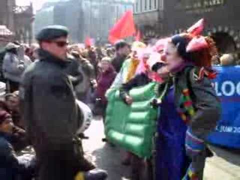 Youtube: Clowns-Army und Cop