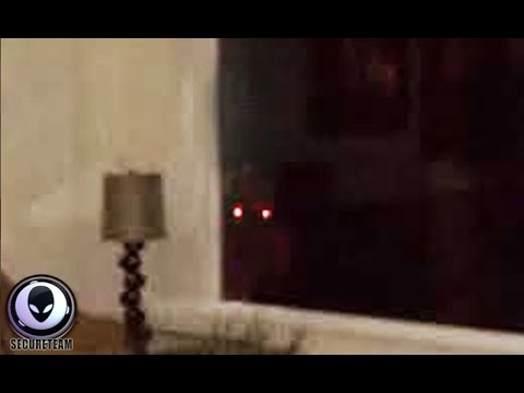 Youtube: SCARED Vacationers Catch Alien Watching Through Window! Major Sighting 9/1/2015