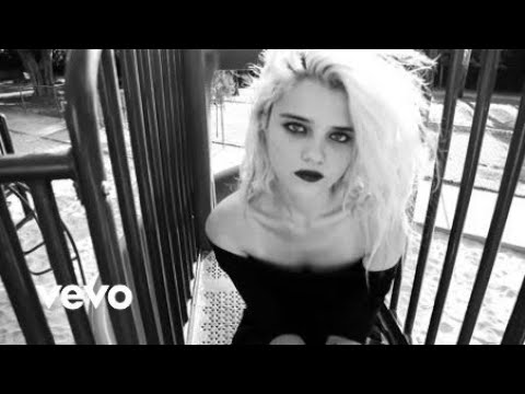 Youtube: Sky Ferreira - Everything Is Embarrassing