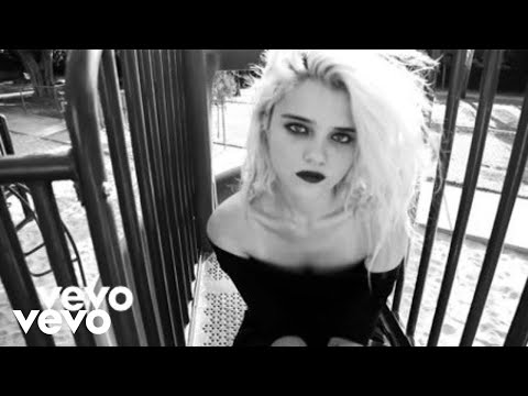 Youtube: Sky Ferreira - Everything Is Embarrassing