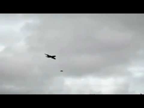 Youtube: OVNI escorte un transport militaire U.S.A (22 Fevrier 2013)