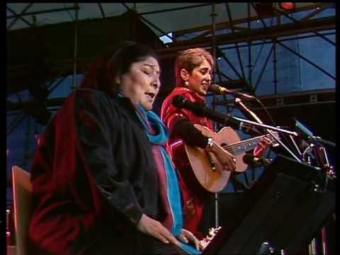 Youtube: Joan Baez & Mercedes Sosa "Gracias A La Vida"