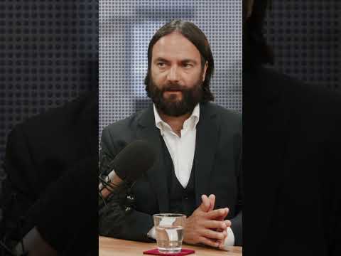 Youtube: Christina Blocks Anwalt Ingo Bott über Pin-up-Gils auf seiner Weste