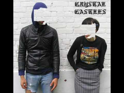 Youtube: Crystal Castles - Lovers Who Uncover