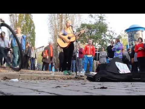 Youtube: Alice Phoebe Lou - "Berlin blues" Live im Mauerpark Berlin am 02.11.2014