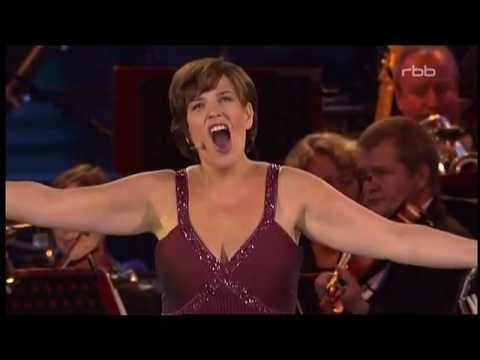 Youtube: Stefanie Schaefer - Ich hätt' getanzt heut' Nacht 2011