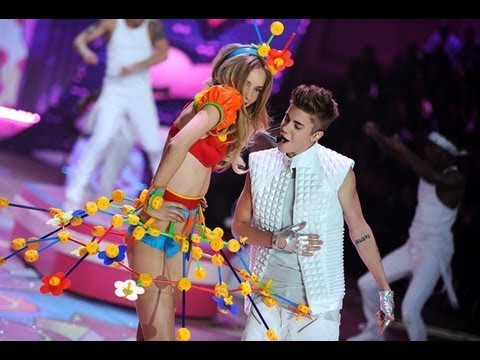 Youtube: Victoria Secret 2012: Justin Bieber - Beauty and a Beat/ As long as you love me LIVE/HD