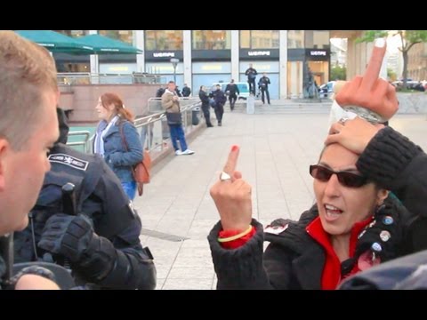Youtube: Krass, kein Fake: Frau zeigt Polizisten Stinkefinger -- Demo in Frankfurt