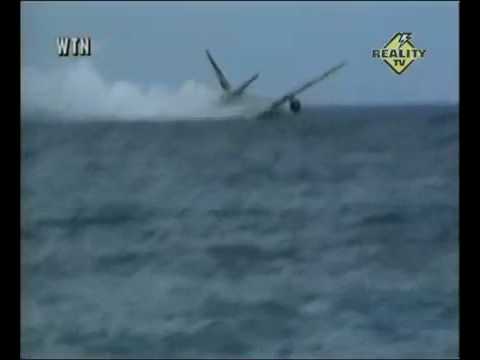 Youtube: PLANE CRASHES IN THE WATER!!