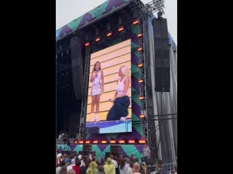 Youtube: Shirin David bringt einen kleinen Fan auf die Bühne 💞