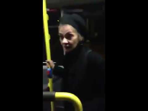 Youtube: Besoffene Frau rastet im Bus aus