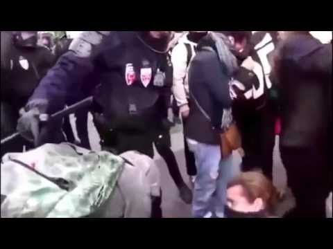 Youtube: #POLIZEIGEWALT! Friedliche Demonstrantin wird von Polizei fast tot geschlagen!