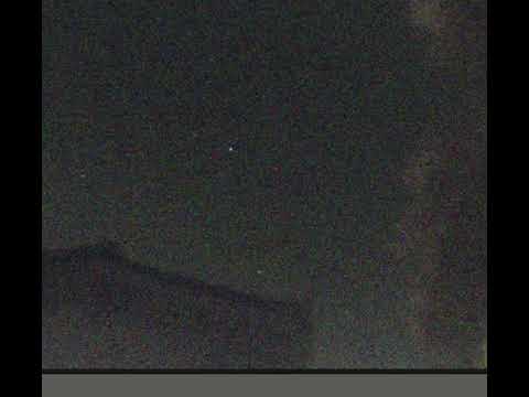 Youtube: Satellit gleitet hell über den Nachthimmel