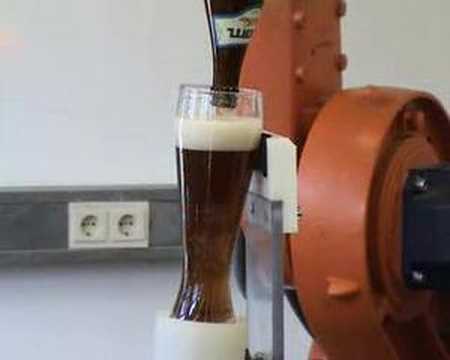 Youtube: Roboter der Weißbier einschenkt!