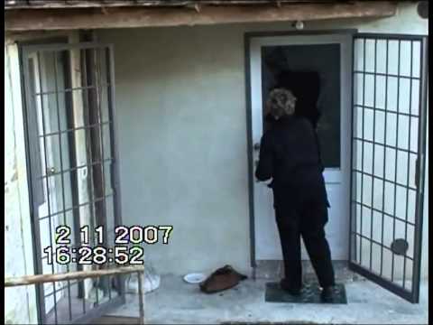 Youtube: Perugia Flying Squad breaking window of downstairs flat, via della Pergola 7