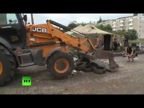 Youtube: В Донецке разбирают баррикады у здания обладминистрации