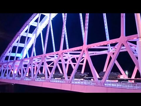 Youtube: Пересечение Крымского моста эшелоном с военной техникой ЮВО, движущимся в ППД