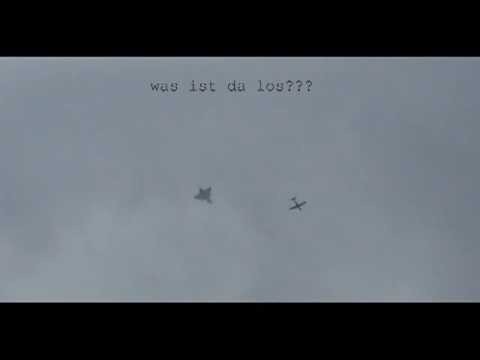 Youtube: Militär-Kampfjet jagt Propeller-Maschine oder was??