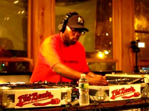 Youtube: Mr. Walt on the 1's and 2's @ Fat Beats, NYC (The Final Week)