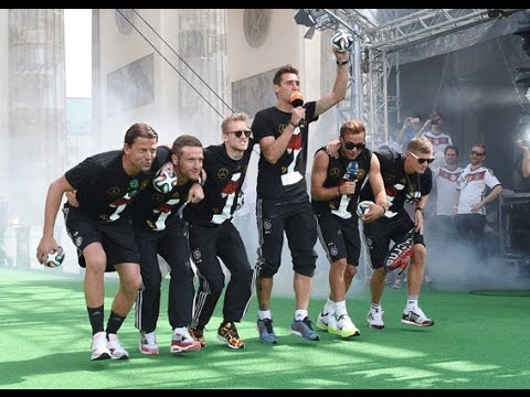 Youtube: WM-Helden Klose, Götze und Co. tanzen: "So geh'n die Gauchos..." | DFB-Party Fanmeile Berlin