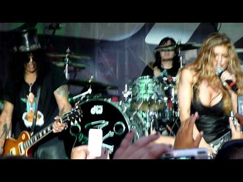 Youtube: Slash, Myles Kennedy and Fergie - Barracuda