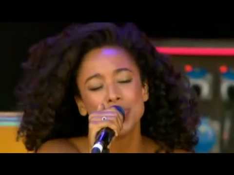 Youtube: Corinne Bailey Rae - Que Sera Sera - Glastonbury 2010