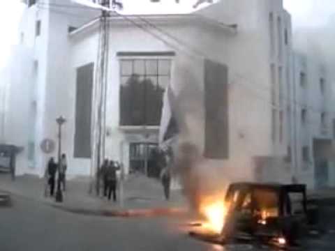 Youtube: احراق صورة الرئيس زين العابدين بن علي في القصرين 10-1-2011