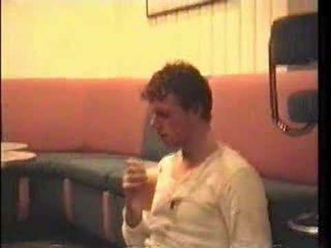 Youtube: Typ kotzt in sein Bierglas