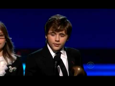 Youtube: Prince and Paris Jackson accept Life Achievement Award at the Grammys 2010