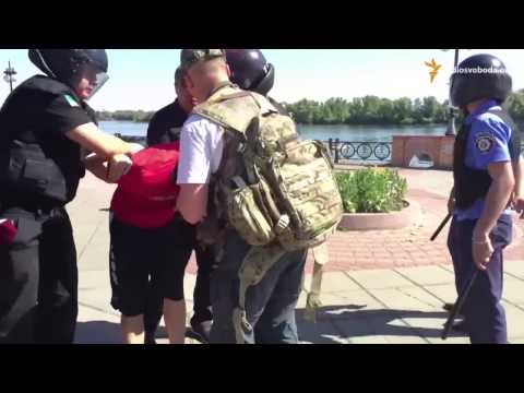 Youtube: Столкновения и задержания на гей-прайде в Киеве