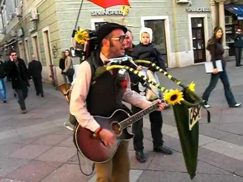 Youtube: Amazing One-Man-Band Street Performer in Croatia (Cigo Man Band)