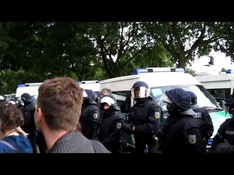 Youtube: Squat Tempelhof - die Polizei wegbassen.