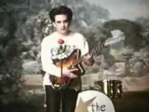 Youtube: The Cure - Friday I´m in Love *Official Video*