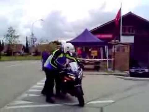 Youtube: Polizist fliegt aufs Maul