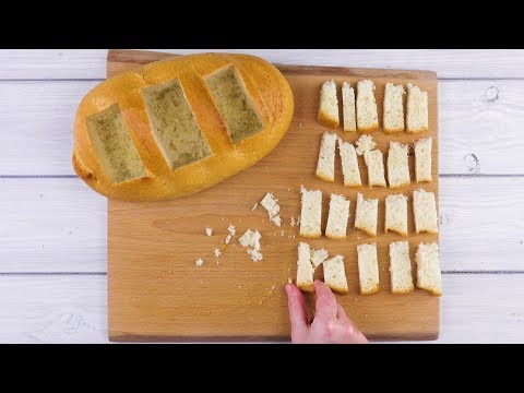 Youtube: Er schnappt sich ein Brot und schneidet 3 Rechtecke aus. Was dann kommt, ist mmmhh!