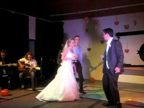 Youtube: Das "andere" Hochzeitslied: Braut singt "Highway to Hell"