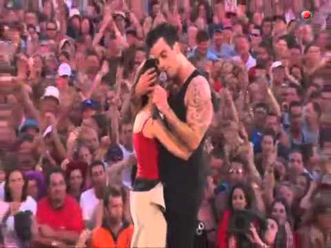 Youtube: Robbie Williams live at Knebworth Come Undone