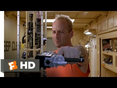 Youtube: Korben Outwits a Mugger - The Fifth Element (1/8) Movie CLIP (1997) HD
