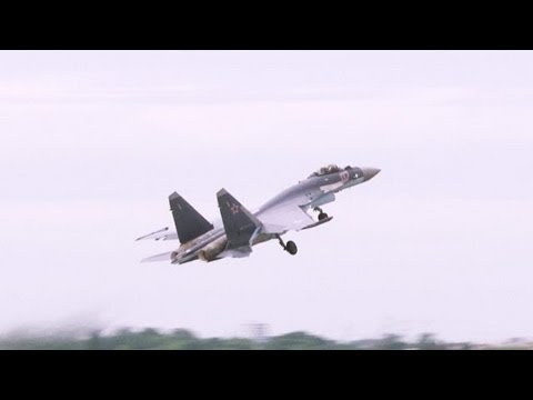 Youtube: Sukhoi Su-35S Fighter Performs Breathtaking Stunt at Paris Air Show