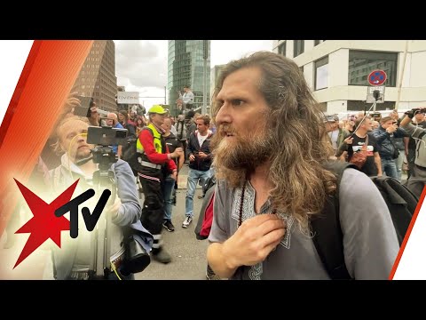 Youtube: Querdenker-Demo: „Ich lass mir keine Brühe injizieren!" | stern TV