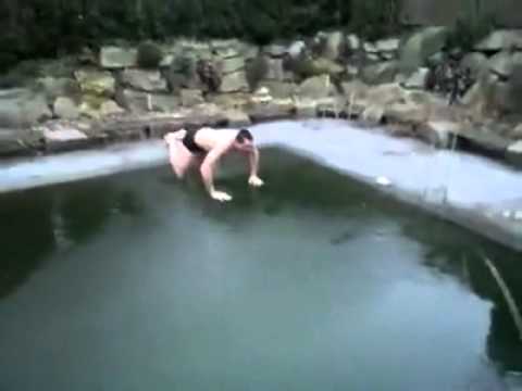 Youtube: Idiot will in eis Wasser springen