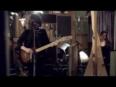 Youtube: Daughter - "Tomorrow" (Live @ Air Studios)